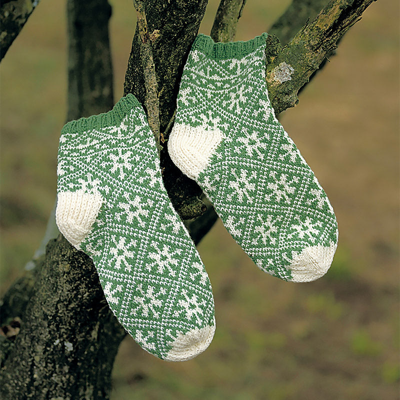 緑と生なりの編み込み模様の靴下
