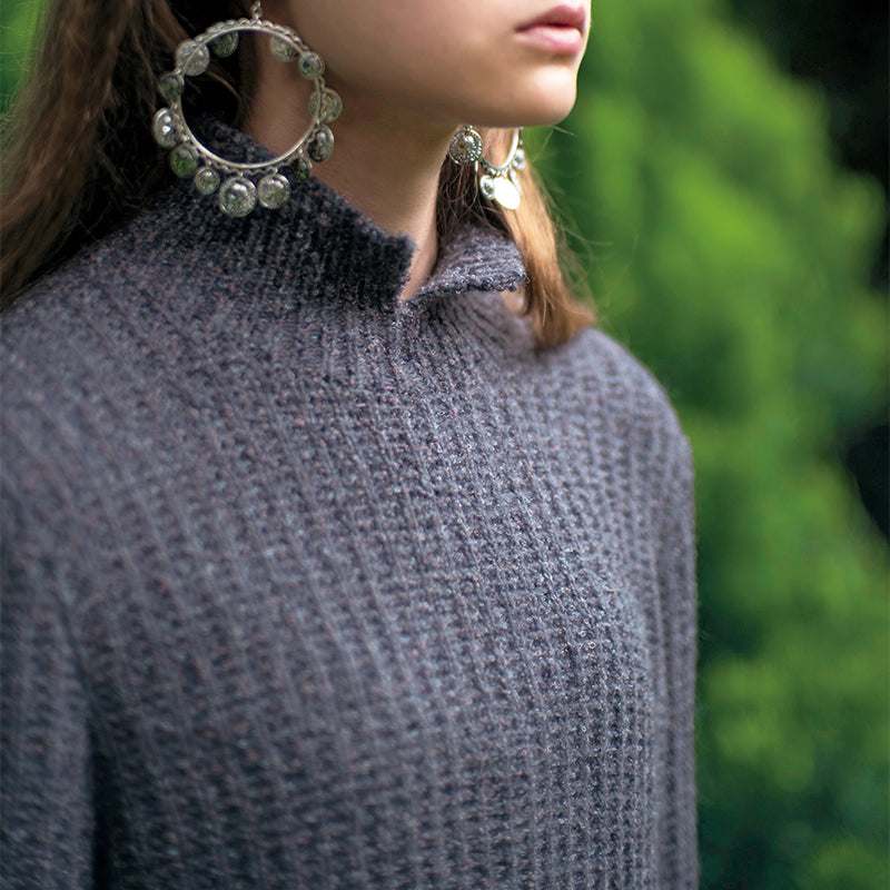 Gray pullover with hem motif