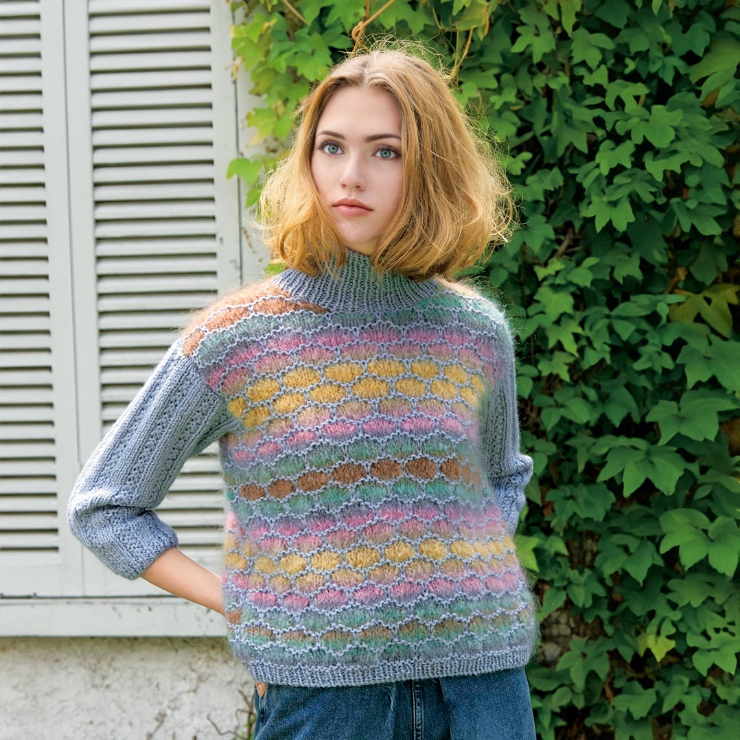 Light blue and step-dyed yarn pullover