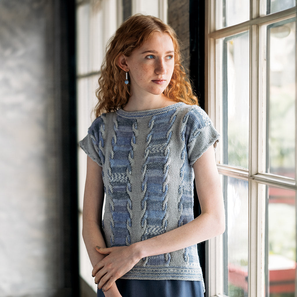 Short-sleeved pullover with color-changing cable pattern