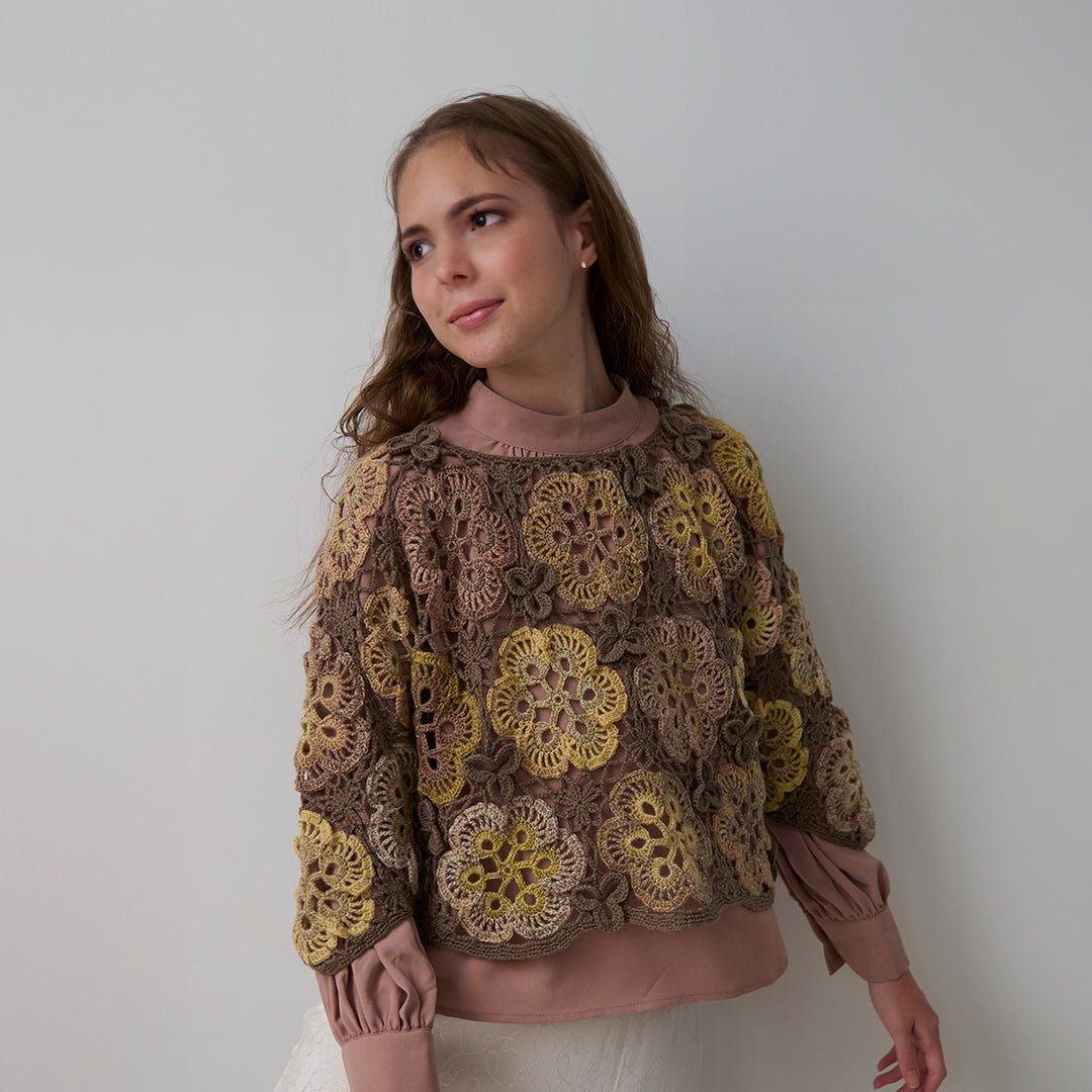 Short length pullover with flower motif