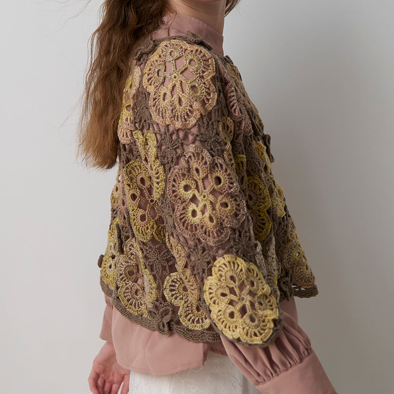 Short length pullover with flower motif